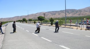 Yolun karşısına geçmek için ölümü göze alan vatandaşlar çözüm bekliyor