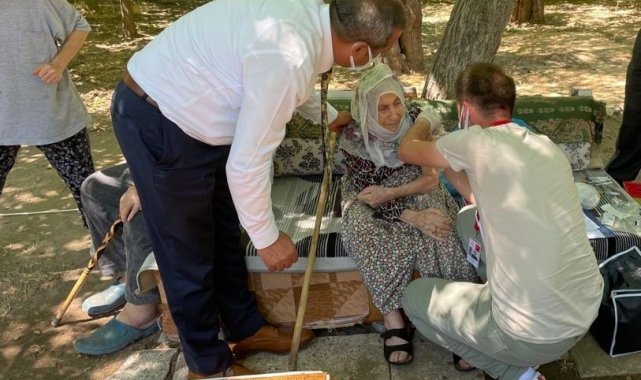 101 yaşındaki nine aşı olmak istedi, il sağlık müdürü kapısına gitti
