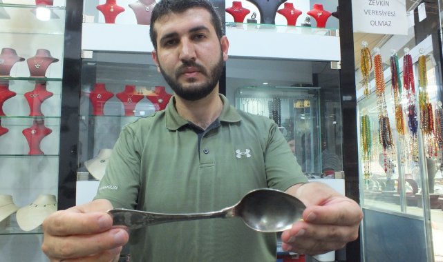 160 yıllık gümüş kaşığı yanına almadan hiçbir yere gitmiyor