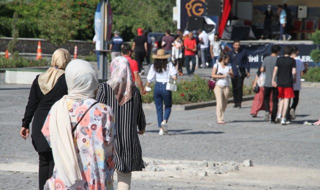 Bayram tatilinde vatandaşlar Harput'a akın etti