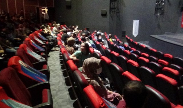 Diyarbakır'da sağlık çalışanları sorunlarını tiyatro yoluyla anlattı