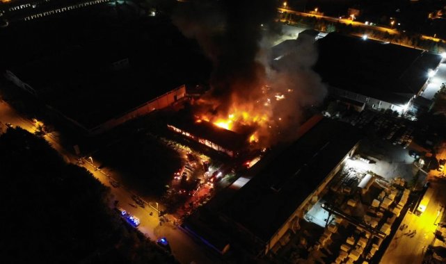 Elazığ Organize Sanayi Bölgesinde bir fabrikada yangın çıktı, çok sayıda ekip yangına müdahale etmeye başladı