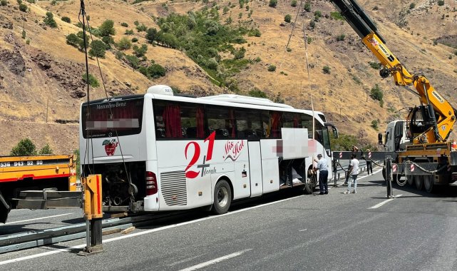 Elazığ'da faciadan dönüldü: Refüje çıkan otobüs 2 vinç yardımı ile kaldırıldı