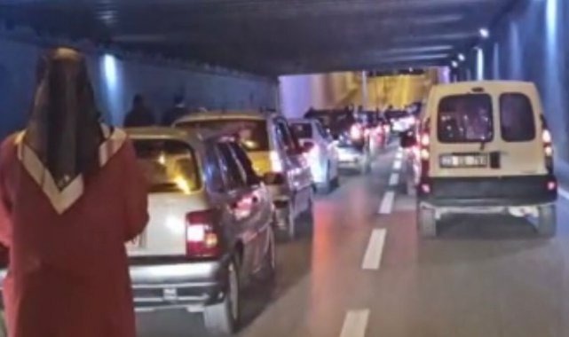Elazığ'da pes dedirten görüntü, yolu kesip çiftetelli oynadılar