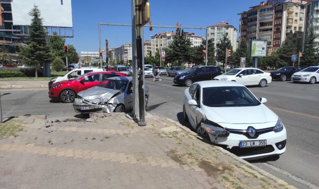 Elazığ'da trafik kazası: 2 yaralı