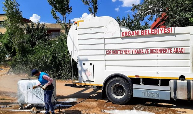 Ergani'de çöp konteynerleri dezenfekte edildi