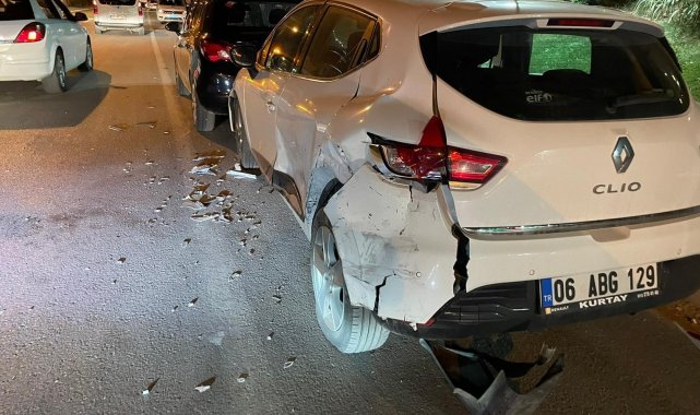 Önce birbirlerine ardından park halindeki araçlara çarptılar: 1 yaralı