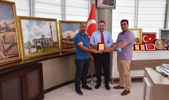 Önce yolları yapıldı, şimdi de futbol sahası ve çocuk oyun grubu kazandırılıyor