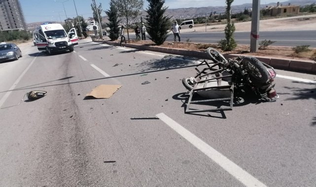 Otomobil sepetli motosikletle çarpıştı: 1'i ağır 2 yaralı