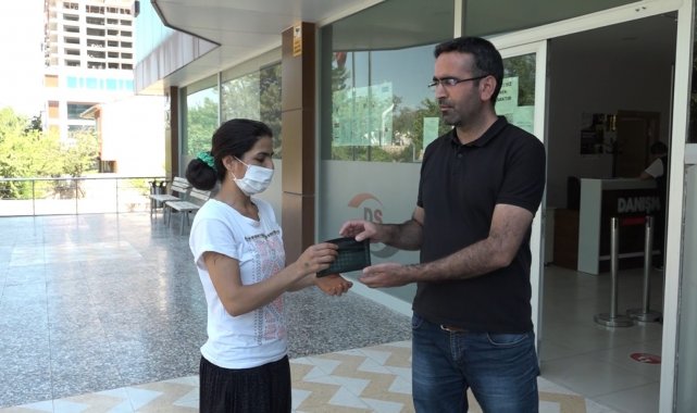 Sokakta bulduğu içi altın dolu çantayı sahibine teslim etti