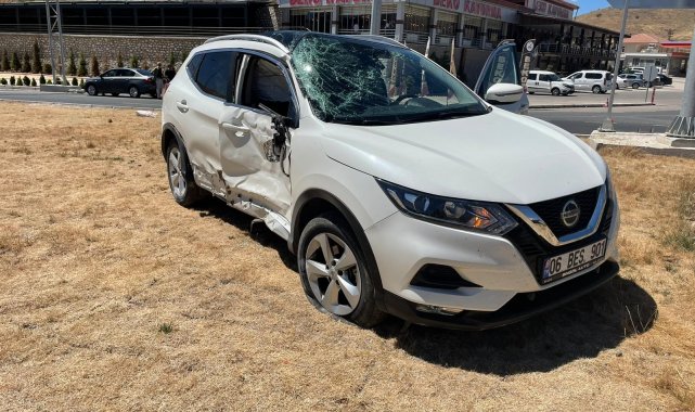 Tır ile otomobilin çarpışma anı güvenlik kamerasında