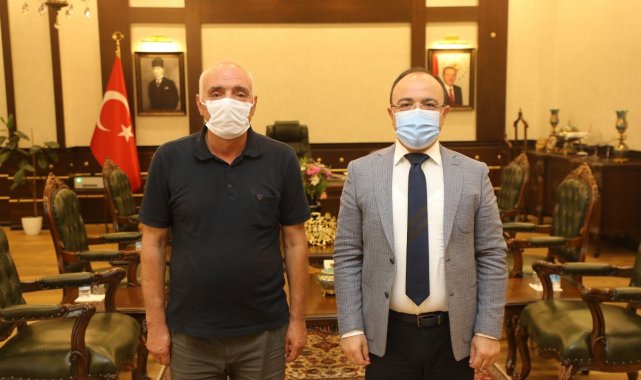 Vali istedi muhtar sigarayı bırakmak için söz verdi