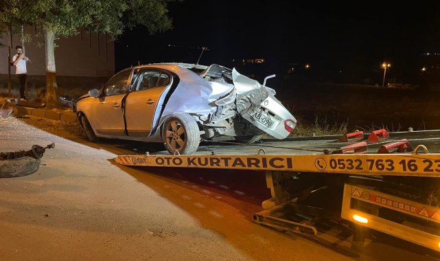 Yol kenarındaki ağaçlara çarpan otomobil hurdaya döndü: 2 yaralı