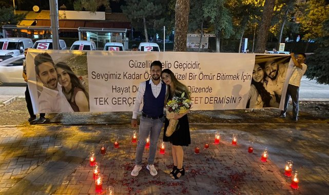 19 aracı bir araya getirip kız arkadaşına evlilik teklifinde bulundu