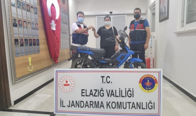 Çalınan motosiklet jandarma tarafından bulunarak sahibine teslim edildi