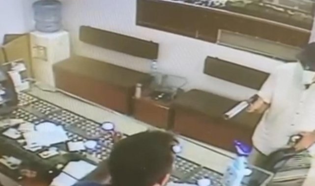 Elazığ'da kuyumcuda soygun girişimi: Kendini polis olarak tanıttı, kimliği istenince silah çekti