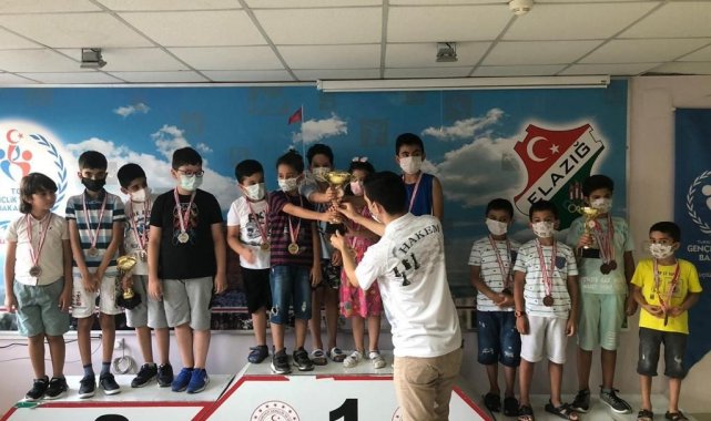 Elazığ'da satranç turnuvasına yoğun ilgi
