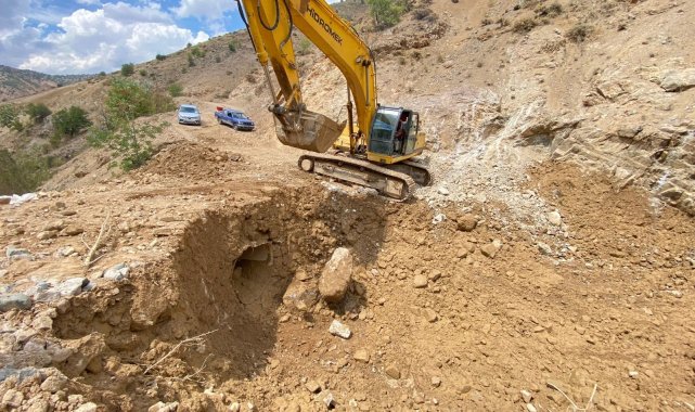 Elazığ'da sel ve heyelan nedeniyle bozulan köy yollarında onarım çalışmaları sürüyor
