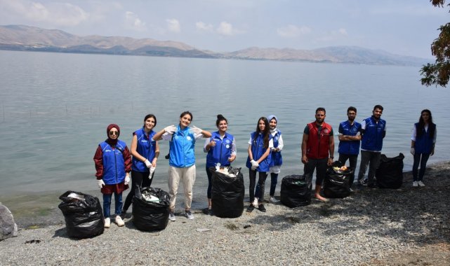 Gönüllü gençler, Hazar Gölü çevresini temizledi