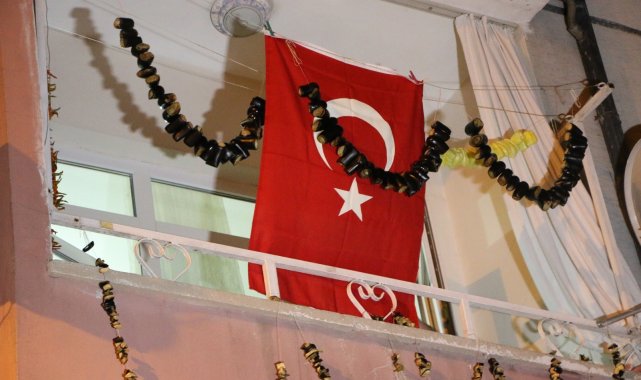Uçak kazasında hayatını kaybeden pilotun Elazığ'daki babaevine Türk bayrağı asıldı
