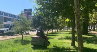 Elazığ Belediyesi çim biçme çalışmalarını aralıksız sürdürüyor