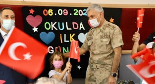 Elazığ İl Jandarma Komutanı Yıldız, minik öğrencilerin heyecanına ortak oldu