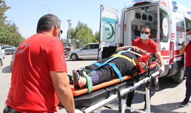 Elazığ'da yolun karşısına geçen anne ve kızına otomobil çarptı