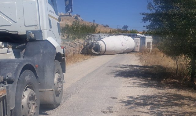Freni boşalan beton mikseri devrildi, yol trafiğe kapandı