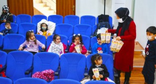 Elazığ Belediyesi'nden miniklere sinema keyfi