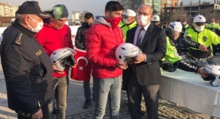 Elazığ'da motosiklet sürücülerine kask dağıtıldı
