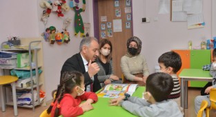 Gürtürk öğrencilere kitap okudu