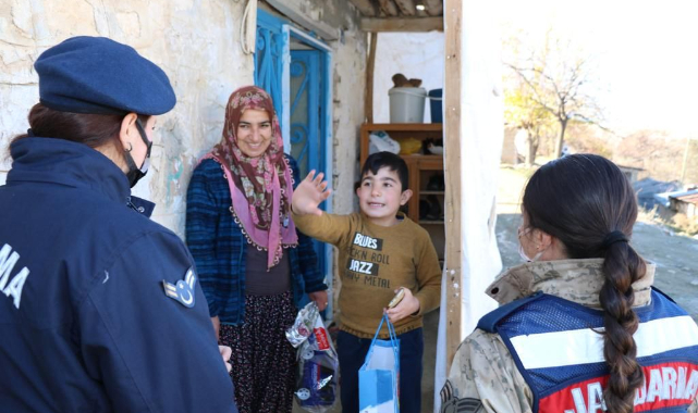 Jandarma ekipleri özel çocukları unutmadı