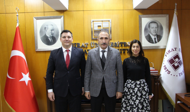 Rektör Göktaş'tan, ödül alan öğretim üyelerine teşekkür plaketi