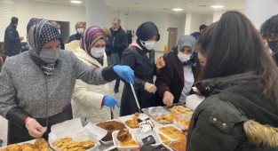 Üniversite öğrencilerine ev yapımı yiyecekler dağıtıldı