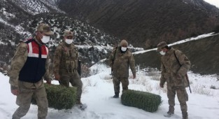 Elazığ'da Jandarma Yaban Hayatı İçin Doğaya Yem Bıraktı