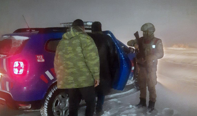 Jandarma Karda Mahsur Kalan 5 Kişiyi Kurtardı