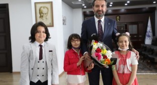 Başkan Şerifoğulları Koltuğunu Çocuklara Devretti