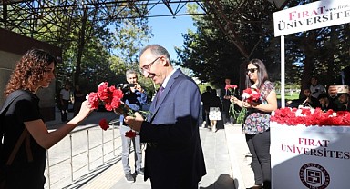 Fırat Üniversitesi, Öğrencilerini Canlı Müzik Eşliğinde Hediyelerle Karşıladı