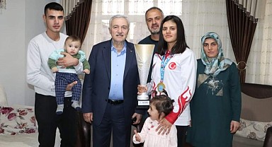 Demirbağ’dan Şampiyon Sıla Kartal’a Ziyaret