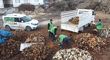 Elazığ İHH İnsani Yardım Derneği, yetim ve ihtiyaç sahibi ailelere soba ve odun yardımı ulaştırdı.