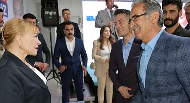 SALON DOLDU TAŞTI, BAYRAMLAŞMA SAATLERCE SÜRDÜ