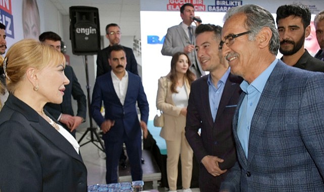 SALON DOLDU TAŞTI, BAYRAMLAŞMA SAATLERCE SÜRDÜ