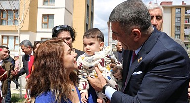 TOKİ Sakinlerini Ziyaret Eden CHP Milletvekili Gürsel Erol’a Sevgi Seli