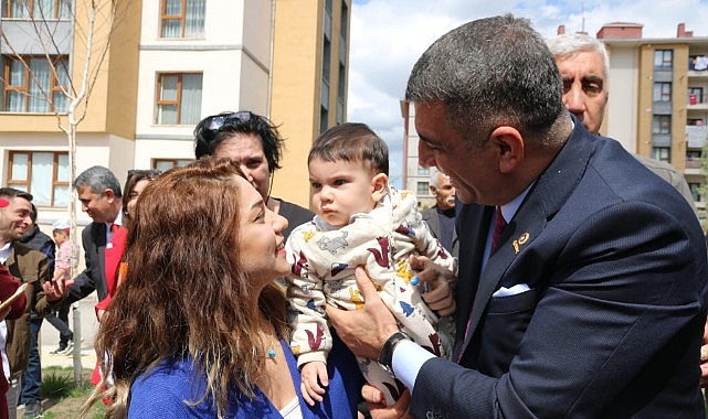 TOKİ Sakinlerini Ziyaret Eden CHP Milletvekili Gürsel Erol’a Sevgi Seli
