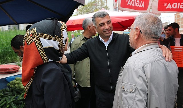CHP’li Erol pazarda vatandaş ve esnafı dinledi