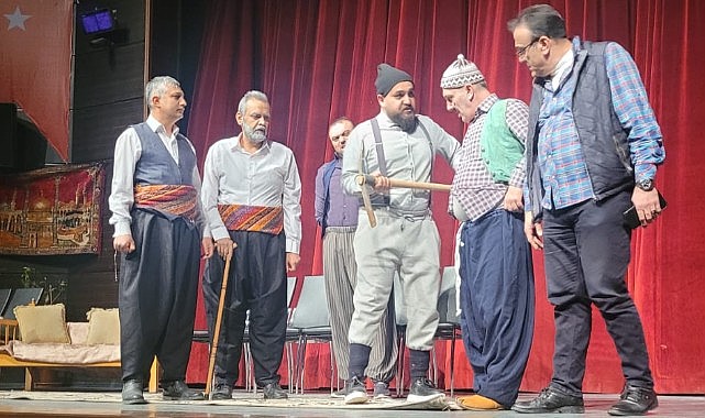 Elazığ’da Tiyatro Coşkusu: “Güz” Oyunu Seyirciden Tam Not Aldı