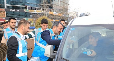 Başkan Şerifoğulları, vatandaşlara iftarlık ikramında bulundu
