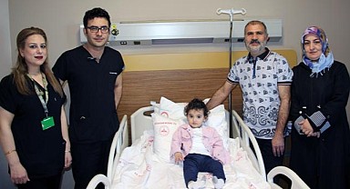 24 Aylık Zeynep, Kapalı Böbrek Taşı Ameliyatıyla Sağlığına Kavuştu
