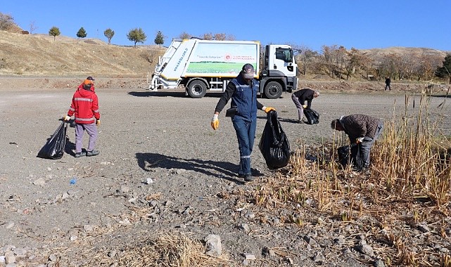 Hazar Gölü'nde Temizlik Çalışmaları Aralıksız Sürüyor