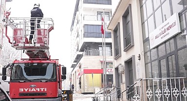 Elazığ İtfaiyesi’nden Tehlikeli Buz Sarkıtlarına Karşı Yoğun Mesai